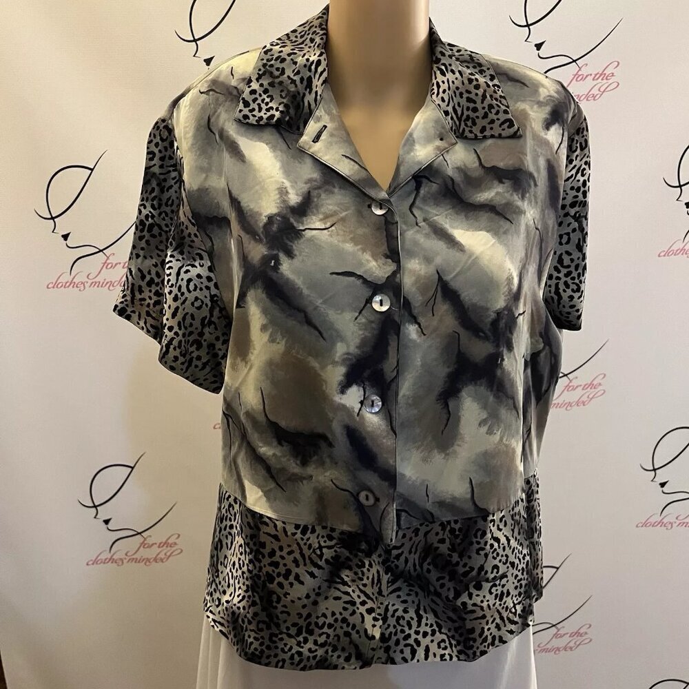 Ilyse Hart Ltd. Size Medium. Animal Print Gray/Black. Short Sleeve Shirt. B45